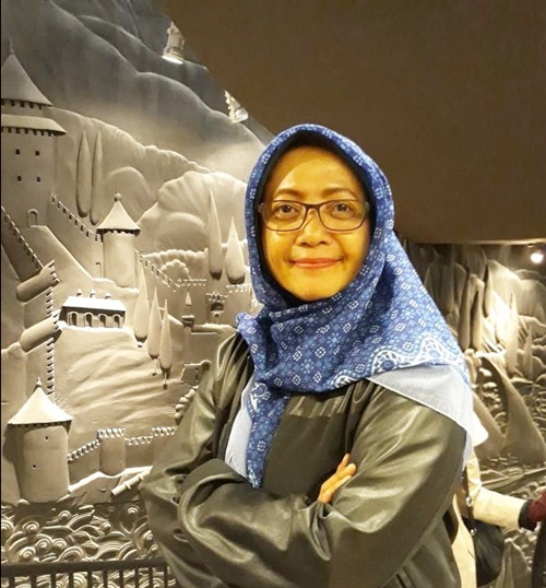 ainy-fauziyah-motivator-wanita-terbaik-indonesia-ahli-leadership-pakar-leadership-training-seminar-motivasi-indonesia-public-speaker.